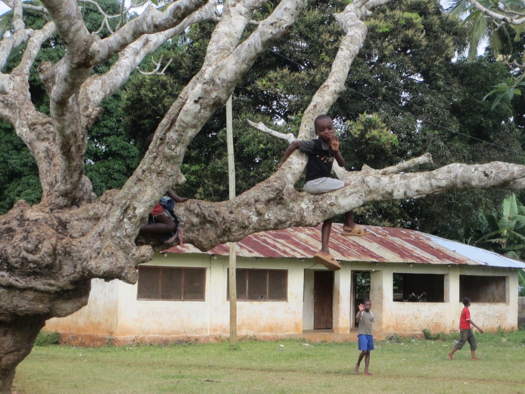 Some kids playing outside in Machui